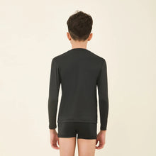 Cargar imagen en el visor de la galería, Model Back: Uv Line T-Shirt Longsleeve Uvpro Kids Black Upf50+
