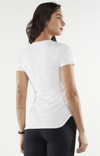 Cargar imagen en el visor de la galería, Model Back: Alto Giro Fitness Haut T-Shirt Skin Fit Alongada Gola V Branco

