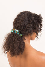 Cargar imagen en el visor de la galería, Model Front: Rio De Sol Chouchou Morumbi Scrunchie
