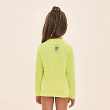 Cargar imagen en el visor de la galería, Model Back: Uv Line T-Shirt Acqua Qr Code Amarelo Fluor Upf50+
