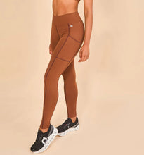 Cargar imagen en el visor de la galería, Gallery: Uv Line Fitness Bas Legging Fit Aspen Brown Upf50+
