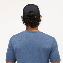 Cargar imagen en el visor de la galería, Model Back: Uv Line Casquette Cap Uv Pro Masc Black Upf50+

