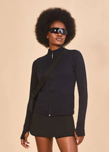 Cargar imagen en el visor de la galería, Model Front: Uv Line T-Shirt Jacket Fem New Fit Black Upf50+
