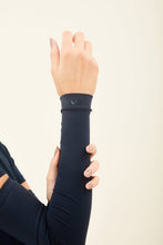 Cargar imagen en el visor de la galería, Model Front: Uv Line Gants Sun-Protection Sleeve Navy Upf50+
