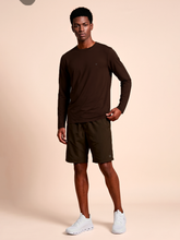 Cargar imagen en el visor de la galería, Model Front: Uv Line T-Shirt Longsleeve New Fit Textura Masc Brown Upf50+
