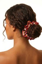 Cargar imagen en el visor de la galería, Model Front: Rio De Sol Chouchou Floral-Scales Scrunchie
