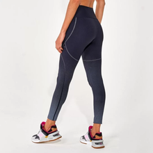 Cargar imagen en el visor de la galería, Model Back: Alto Giro Fitness Bas Legging Hyper Ag Graphic Degrade Preto
