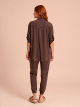 Cargar imagen en el visor de la galería, Model Back: Uv Line Chemise Shirt Copa Brown Upf50+
