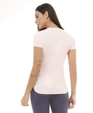 Cargar imagen en el visor de la galería, Model Back: Alto Giro Fitness Haut T-Shirt Skin Fit Alongada Gola V Rosa Respire
