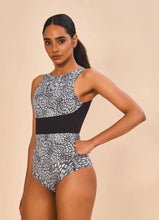 Cargar imagen en el visor de la galería, Model Front: Uv Line Une Pièce Swimsuit Verena Asas Upf50+
