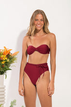 Cargar imagen en el visor de la galería, Model Front: Rio De Sol Bas Bottom Shimmer-Divino Belted-High-Waist
