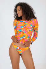 Cargar imagen en el visor de la galería, Model Front: Rio De Sol Haut Top Orange-Bloom Rash-Guard
