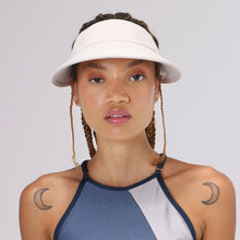 Cargar imagen en el visor de la galería, Model Front: Uv Line Visière Visor Leblon Sand Upf50+
