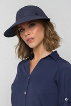 Cargar imagen en el visor de la galería, Model Front: Uv Line Casquette Visor Capri Colors Nac Fem Navy Blue Upf50+
