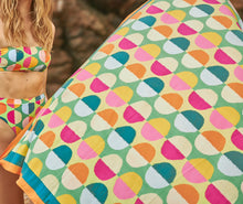 Cargar imagen en el visor de la galería, Image 09: Rio De Sol Ensemble Set Garden-City Bandeau-Reto Hotpant-Cos
