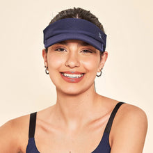 Cargar imagen en el visor de la galería, Model Front: Uv Line Visière Elastic Visor Navy Blue Upf50+
