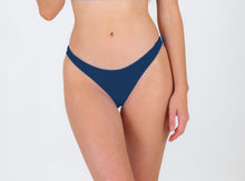 Cargar imagen en el visor de la galería, Model Front: Rio De Sol Bas Bottom Navy Essential-Comfy

