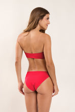 Cargar imagen en el visor de la galería, Model Back: Wednesday In Hawaii By Rio De Sol Haut Top Hibiscus Lani
