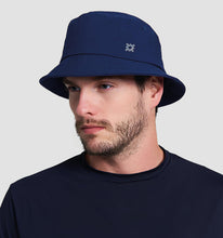 Cargar imagen en el visor de la galería, Model Front: Uv Line Bob Hat Toronto Colors Masc Navy Blue Upf50+
