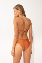 Cargar imagen en el visor de la galería, Model Back: Rio De Sol Bas Bottom Shimmer-Nocciola Essential-Comfy
