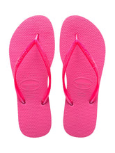 Cargar imagen en el visor de la galería, Model Front: Havaianas Tongs Slim Shocking Pink
