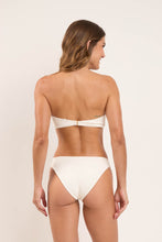 Cargar imagen en el visor de la galería, Model Back: Rio De Sol Bas Bottom Sand-Chantilly Essential-Comfy
