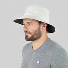 Cargar imagen en el visor de la galería, Model Front: Uv Line Bob Hat Australia Nac Masc Sand/Grey Upf50+
