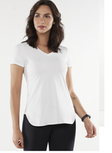 Cargar imagen en el visor de la galería, Model Front: Alto Giro Fitness Haut T-Shirt Skin Fit Alongada Gola V Branco
