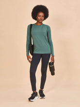 Cargar imagen en el visor de la galería, Model Front: Uv Line T-Shirt Longsleeve Fem New Fit Textura Verde Jade Upf50+

