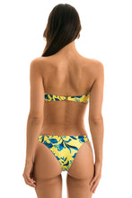 Cargar imagen en el visor de la galería, Model Back: Rio De Sol Bas Bottom Lemon Flower Bandeau
