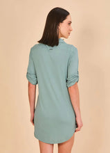 Cargar imagen en el visor de la galería, Model Back: Uv Line Chemise Shirtdress Copenhagen Water Green Upf50+
