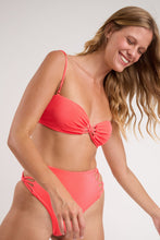 Cargar imagen en el visor de la galería, Image 07: Rio De Sol Ensemble Set Malibu-Folia Bandeau-Iris Highwaist-Spin-Iris
