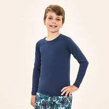 Cargar imagen en el visor de la galería, Model Front: Uv Line T-Shirt Acqua Qr Code Marinho Upf50+
