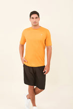 Cargar imagen en el visor de la galería, Model Front: Uv Line T-Shirt Pour Homme T-Shirt Uvpro Masc Orange Upf50+
