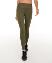 Cargar imagen en el visor de la galería, Model Front: Alto Giro Fitness Bas Legging Hyper Zero Verde Olive
