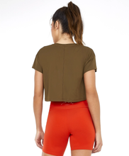 Cargar imagen en el visor de la galería, Model Back: Alto Giro Fitness Haut T-Shirt Cropped Skin Fit Gym Verde Olive
