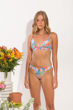 Cargar imagen en el visor de la galería, Model Front: Rio De Sol Ensemble Set Zinnia Tri-Cos Nice-Fio
