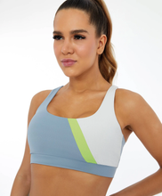 Cargar imagen en el visor de la galería, Model Front: Alto Giro Fitness Haut Top Hyper Recorte Diagonal E Refletivo Cinza Wind
