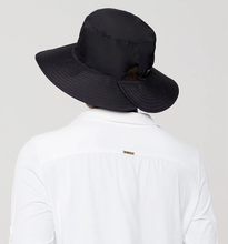 Cargar imagen en el visor de la galería, Model Back: Uv Line Bob Hat California Nac Fem Black Upf50+
