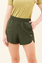 Cargar imagen en el visor de la galería, Gallery: Uv Line Fitness Bas Short Race Verde Militar Upf50+
