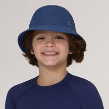 Cargar imagen en el visor de la galería, Model Front: Uv Line Bob Basic Kids Marinho Upf50+
