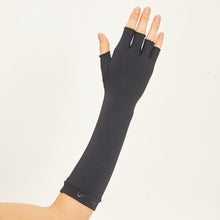 Cargar imagen en el visor de la galería, Model Back: Uv Line Gants Long Gloves Uni Black Upf50+

