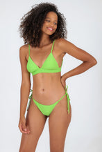 Cargar imagen en el visor de la galería, Model Front: Rio De Sol Haut Top Lemon Tri-Cos
