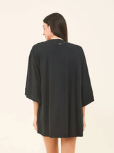 Cargar imagen en el visor de la galería, Model Back: Uv Line Robe De Plage Kimono Color Black Upf50+
