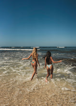 Cargar imagen en el visor de la galería, Image 06: Wednesday In Hawaii By Rio De Sol Bas Bottom Valley Isla
