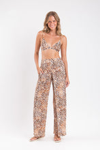 Cargar imagen en el visor de la galería, Model Front: Rio De Sol Pantalon De Plage Leopard Wide Pants
