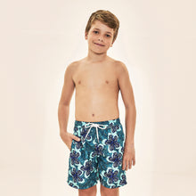 Cargar imagen en el visor de la galería, Model Front: Uv Line Maillot De Bain Garçon Shorts Aqua Hibiscus Kids Upf50+
