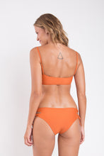 Cargar imagen en el visor de la galería, Model Back: Rio De Sol Haut Top Ocre Bandeau-Reto
