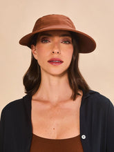 Cargar imagen en el visor de la galería, Model Front: Uv Line Casquette Visor Capri Colors Nac Fem Coniac Upf50+
