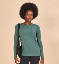 Cargar imagen en el visor de la galería, Gallery: Uv Line T-Shirt Longsleeve Fem New Fit Textura Verde Jade Upf50+
